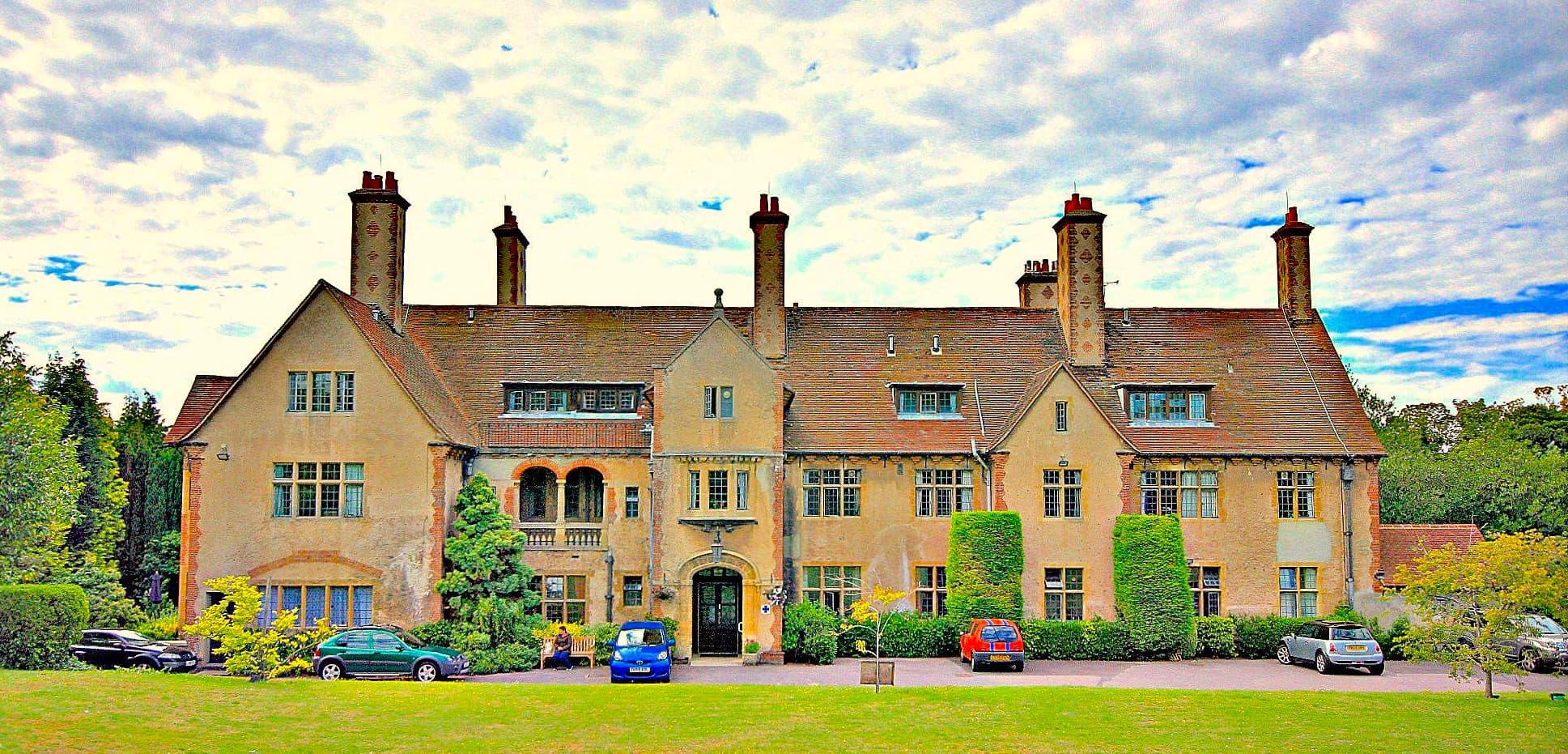 manor-house-hero-B3f8VaTm
